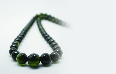 4月28日，北京保利在第22期精品拍卖会“瓷器、玉石、工艺品”专场上，在所有1732件拍品中，玉石类拍品占525件，其中碧玺拍品共有7件，占玉石类总数的1.33%。在5月12日举行的中国嘉德2013春季拍卖会“名表、珠宝、翡翠”专场中，有432件拍品亮相，其中一件83.28克拉椭圆形红色碧玺项链，以26.5万元成交。碧玺达100多种的颜色，使它有着“落入人间的彩虹”