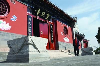 寺院门前仅剩须弥座，其上石狮被盗走 摄 法制晚报记者 崔毅飞