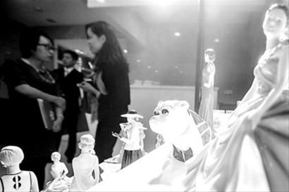 展出的瓷娃娃及曾在《007》中出现的瓷器英国斗牛犬 /晨报记者 杨眉