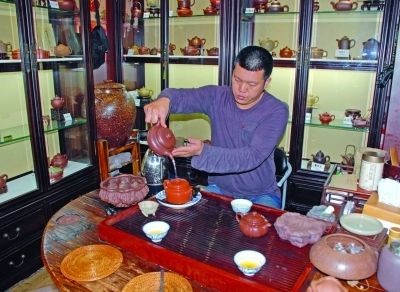 　叶勇平用的是名家王寅春制的壶，他提醒别买地摊货。资料图