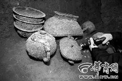 昨日上午，考古人员用数字显微镜查看文物细节 本报记者 赵航 摄 