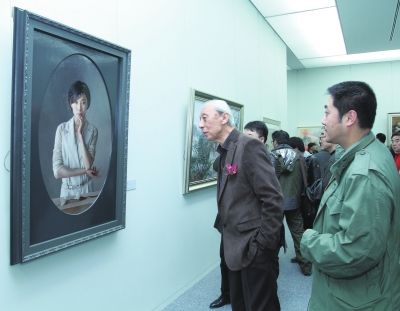 中国国家画院油画院院长、中央美术学院教授詹建俊观赏年轻艺术家的作品
