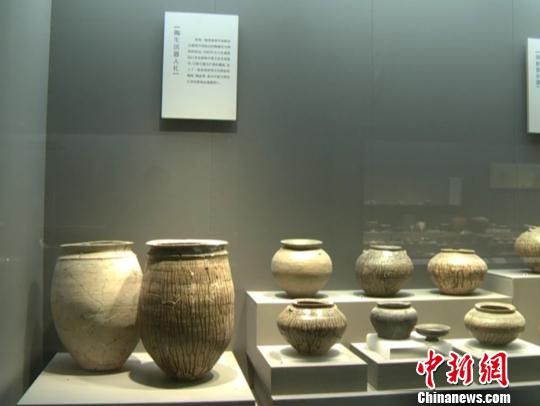 图为展出的“原始瓷器”　葛勇　摄