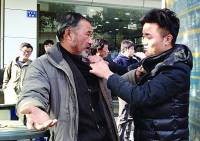 大图：黄先生揪住行骗嫌疑人。朱琛烨 范晓林 摄