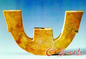 玉三叉形器(瑶山7号墓出土)