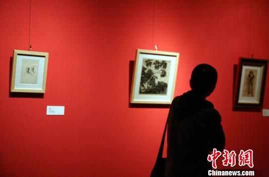 市民参观画展。　邓霞　摄