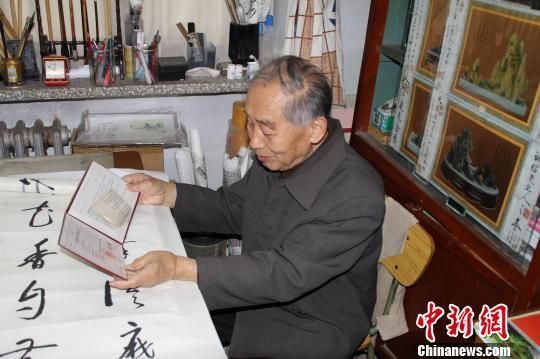李书香正在翻看他曾经获得的国家专利证书。 刘云松 摄