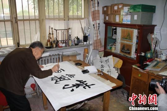 李书香现场书写。 崔志平 摄