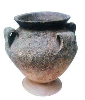 商印纹硬陶四鋬壶　　高16cm 口径12cm 　　此壶撇口，束颈，溜肩，鼓腹，近底外撇，浅圈足。肩上对称塑有四个扁形耳系，腹部印有云雷纹。此壶从烧成温度到工艺制作，均已达到商代应有的水平。风格上，仿青铜礼器造型和装饰占据较大比重。