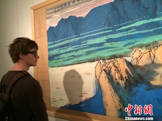 外国青年欣赏画展。　李晨韵　摄