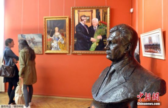 当地时间2014年4月25日，乌克兰基辅，基辅国家艺术博物馆展出从乌克兰前总统亚努科维奇豪宅中搜出的物品，这些物品的奢华程度令人震惊。图为一尊亚努科维奇的半身像。