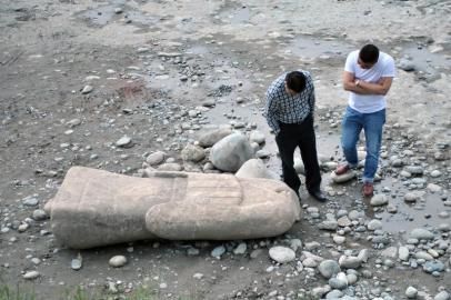 24日，都江堰河道内发现一尊长2.1米的石像。专家表示，石像着汉代服饰，应该是汉代雕刻制成。